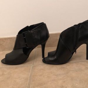Size 8.5 opened toed Nine West heeled booties